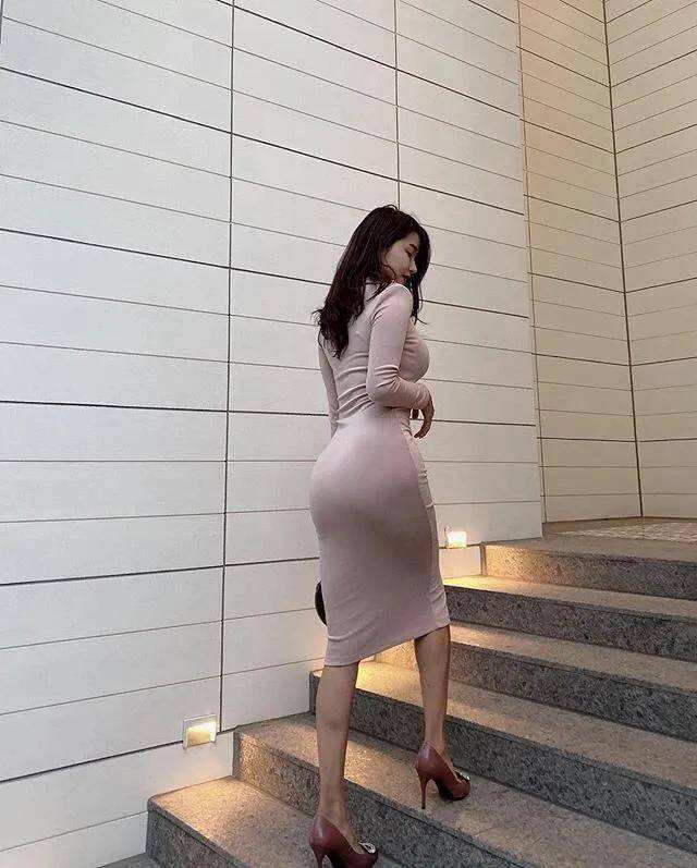 阿德巴约再次与WNBA第一人阿贾外出走进同一辆保姆车
