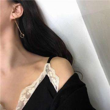 宝宝穿着太奶奶绣的衣服入睡好温馨